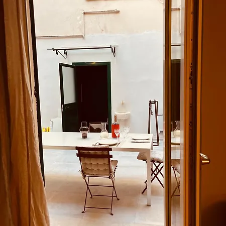 Апартаменты Historic Design House Near Aquarium