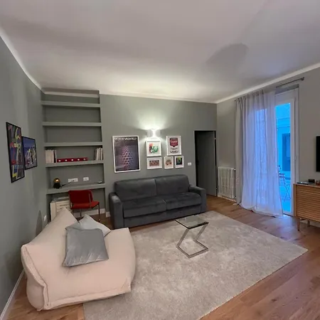 Historic Design House Near Aquarium