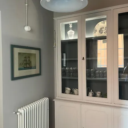 Historic Design House Near Aquarium *
