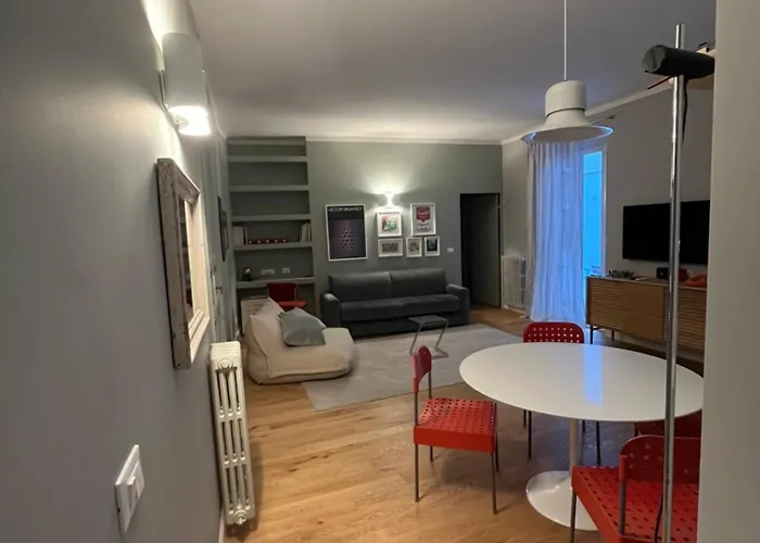 Historic Design House Near Aquarium
