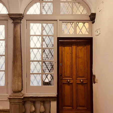 Historic Design House Near Aquarium