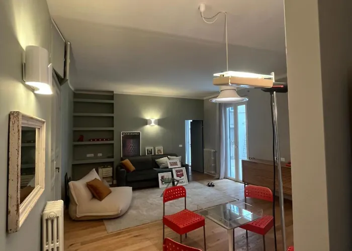 Historic Design House Near Aquarium