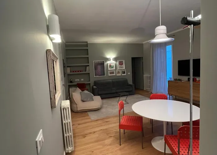 Historic Design House Near Aquarium