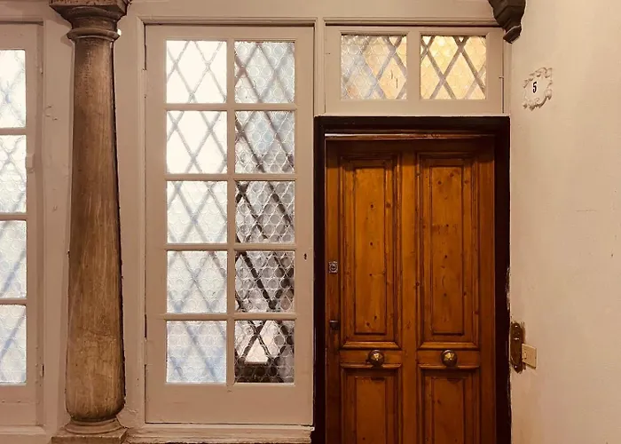 Historic Design House Near Aquarium