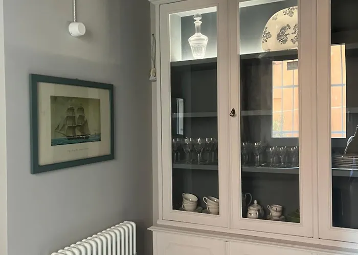 Historic Design House Near Aquarium *